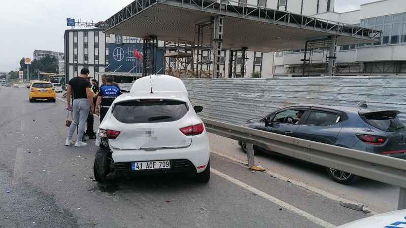 Kazada otomobilde sıkışan iki kız kardeşi itfaiye ekipleri kurtardı