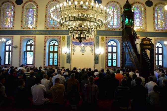 Vatandaşlar bayram namazı için camileri doldurdu