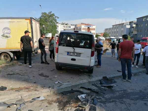 SUV tipi araç, çarpıştığı hafif ticari aracın üstünden atladı: 1 yaralı