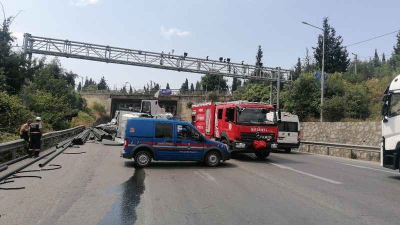 Virajı alamayan tır devrildi: Araçta sıkışan sürücü kazayı hafif sıyrıklarla atlattı