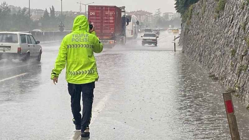 Kocaeli şiddetli yağmur sebebiyle adeta su altında kaldı