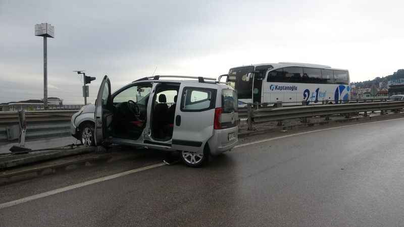 Kayganlaşan yolda kontrolden çıkan araç refüje çarptı: 2 yaralı