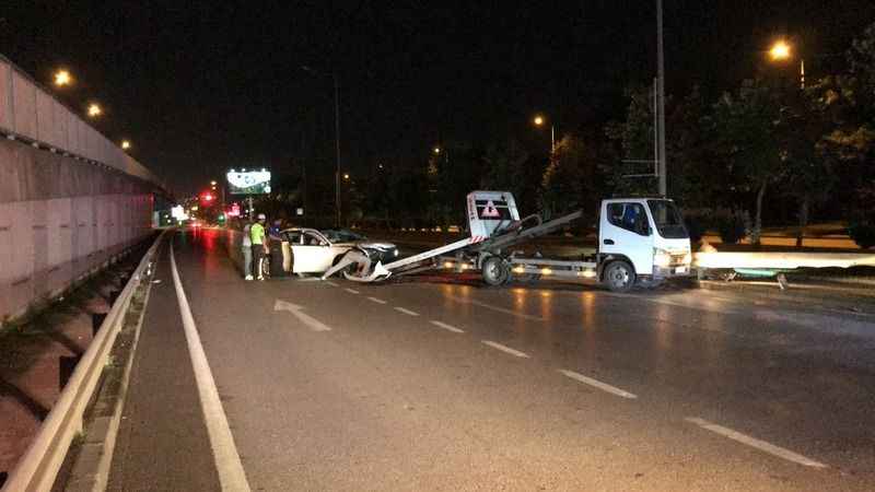 Bariyerlere çarpan otomobil yolun ortasında durabildi: 1 yaralı