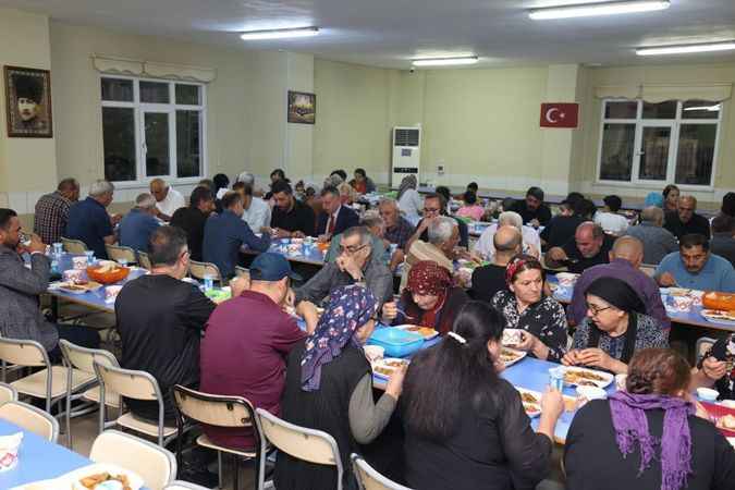 Büyükakın, Körfez Cemevi’nde Muharrem ayı orucuna katıldı