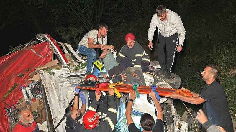 Eşya yüklü kamyon dere yatağına uçtu, ekipler seferber oldu