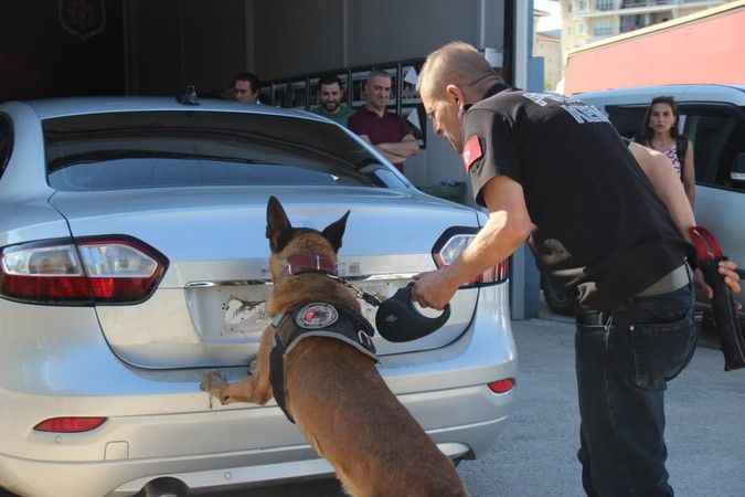 TEM'de polisi peşine takan otomobillerden 119 kilo uyuşturucu çıktı