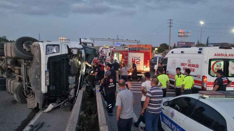  Devrilen boru yüklü tırın içinden bira kutuları çıktı