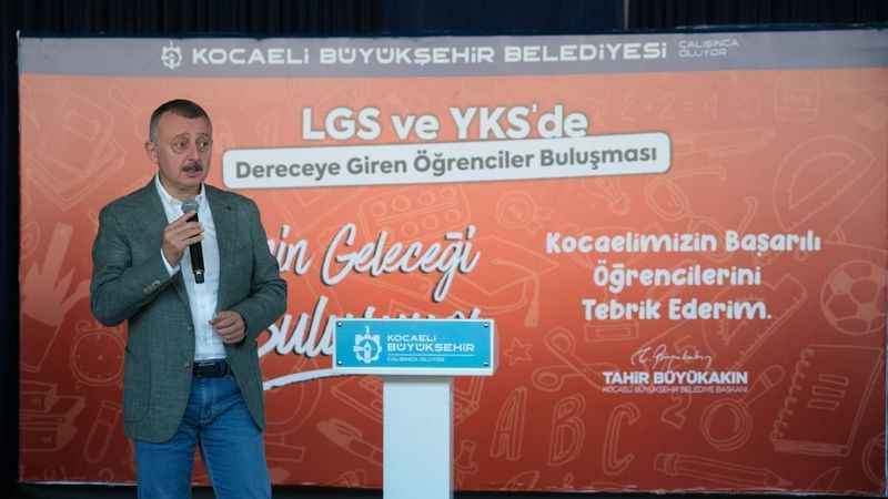 Büyükakın, LGS ve YKS'nin başarılı öğrencilerini ağırladı