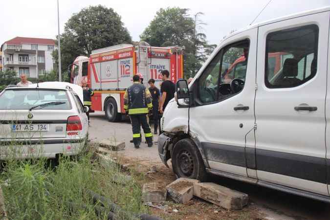 Kamyonetle çarpışan otomobil savruldu, sürücü sıkıştı