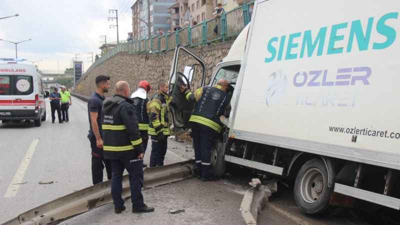 Yoldan çıkan kamyonet önce bariyerlere ardından duvara çarptı