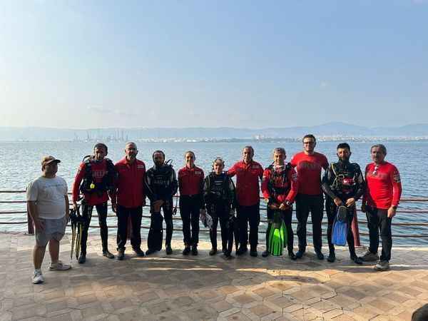 Marmara depreminin 24. yıl dönümünde batık şehre dalarak bayrak açtılar