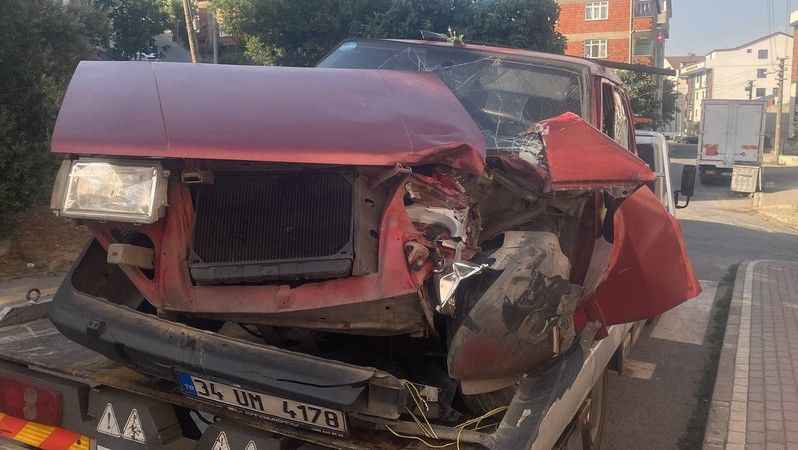 Freni tutmayan otomobil servis aracına çarptı