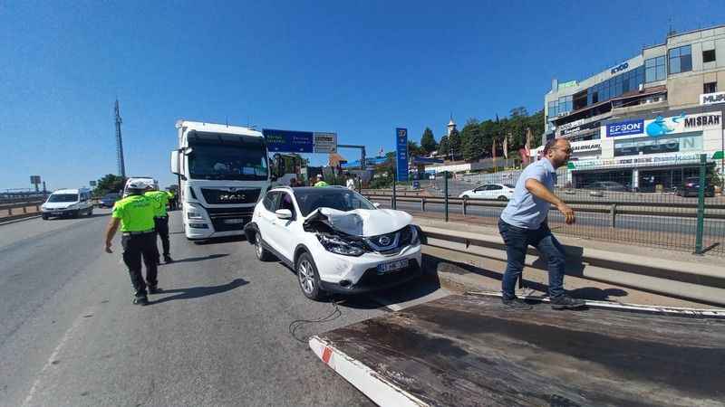 Kontrolden çıkan tır otomobile ve kamyonete çarptı