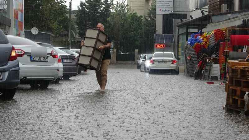 Yağmurda vatandaşlar zor anlar yaşadı