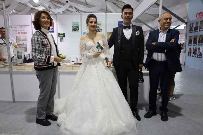 13. Kocaeli Kitap Fuarı’nda gelin damat sürprizi