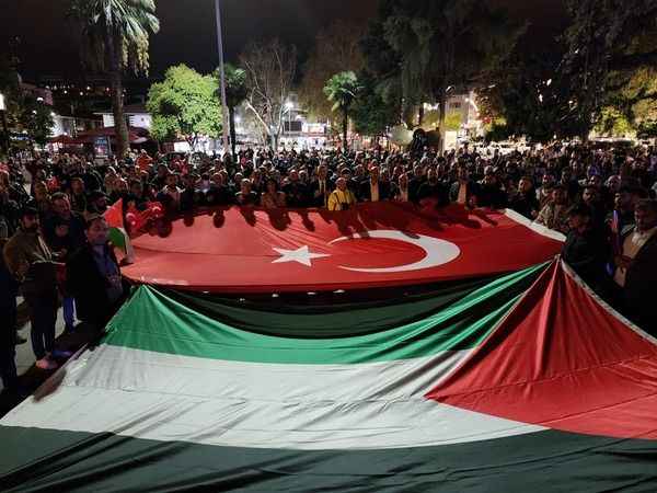  Gölcüklüler insanlık dışı saldırıyı protesto etti