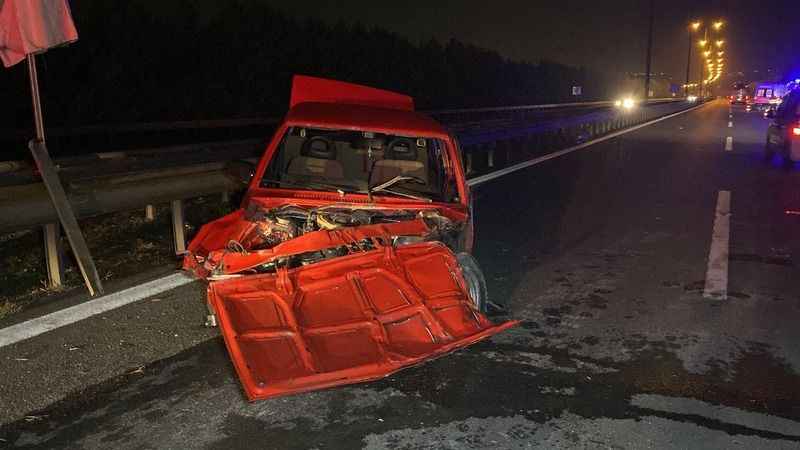  TEM'de bariyerlere çarpan otomobil hurdaya döndü