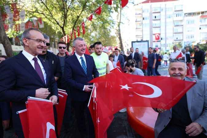 Kocaeli’de cadde ve sokaklar kırmızı beyaza büründü