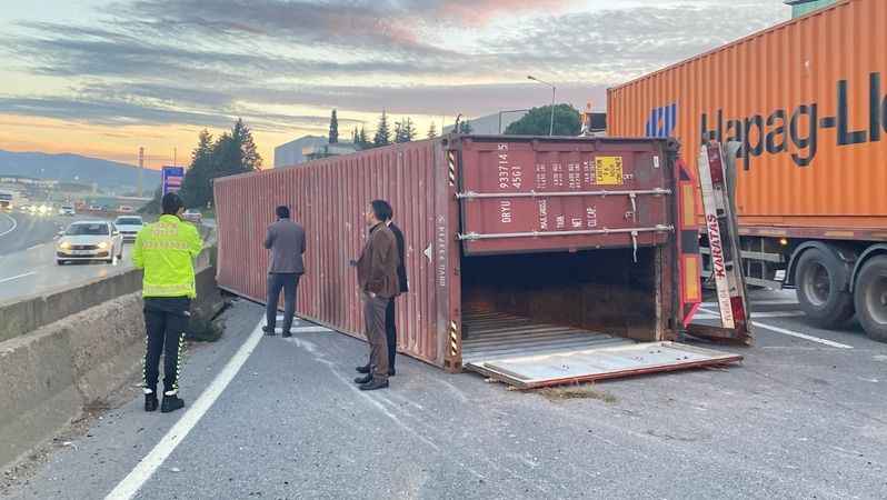 Seyir halindeki tırın üzerinden konteyner düştü