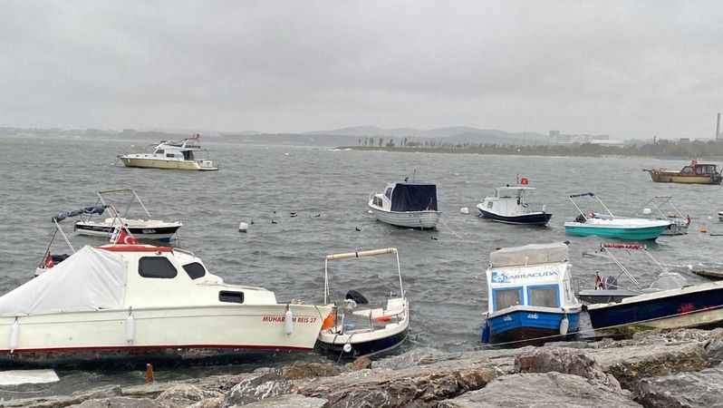 Fırtınaya dayanamayan tekneler karaya vurdu