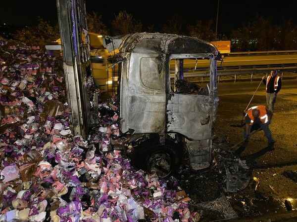 Tekstil malzemesi yüklü tır alev aldı