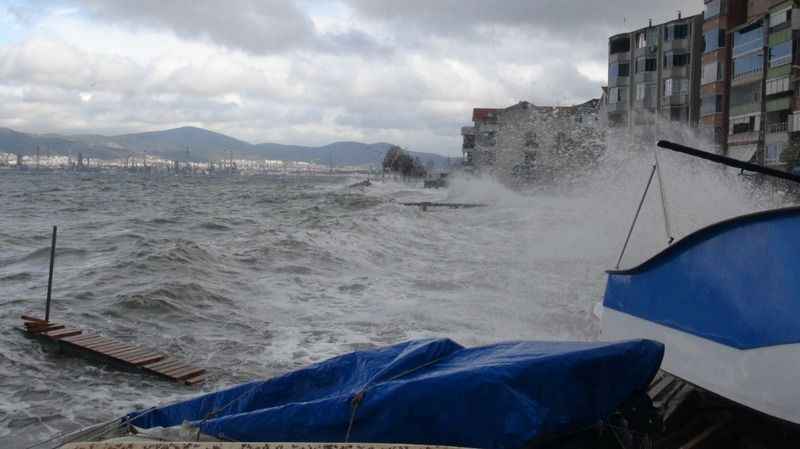  İzmit Körfez'inde etkili olan fırtına yol ile deniz birleştirdi