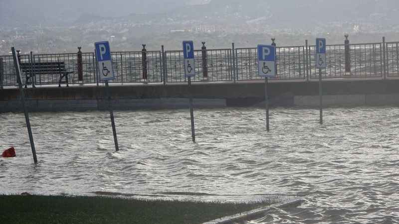  İzmit Körfez'inde etkili olan fırtına yol ile deniz birleştirdi