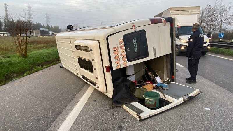 Otomobil yolcu minibüsüne çarptı, ortalık savaş alanına döndü