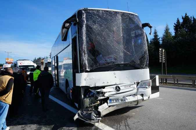  TEM'de yolcu otobüsü tıra çarptı