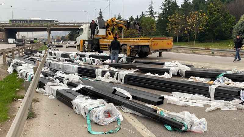  Tırdan düşen demir profiller yola savruldu, trafik durdu