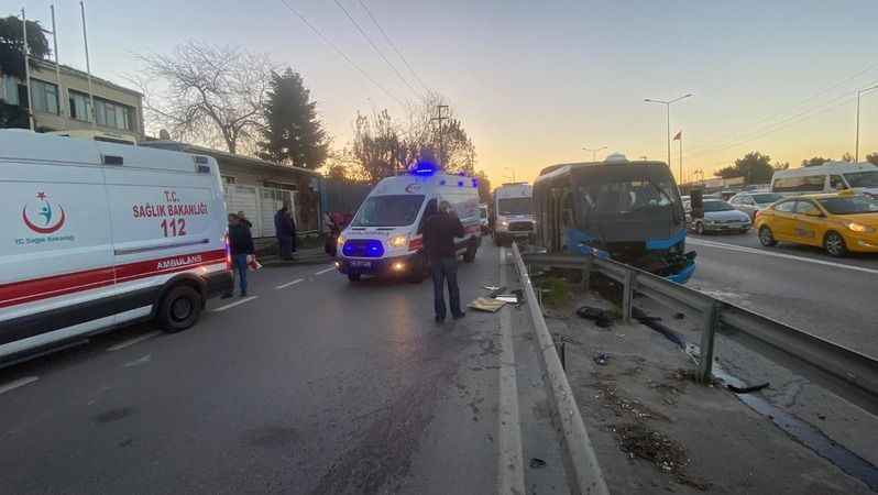 Kocaeli’de minibüs yol ayrımındaki bariyere çarptı