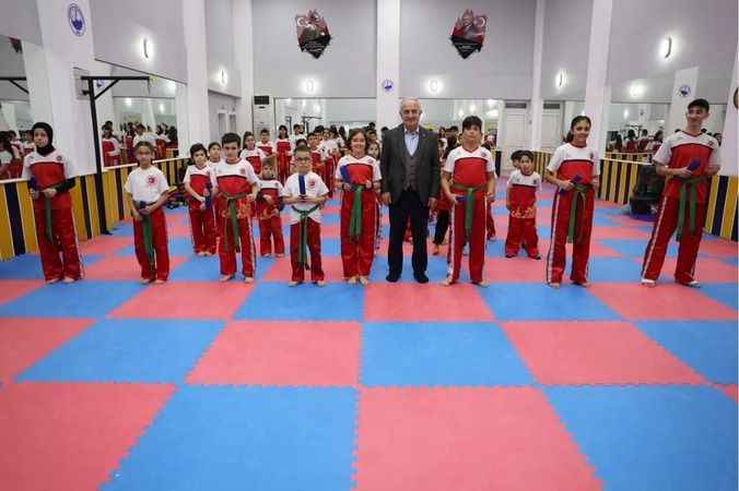  Kick boks sporcuları kuşak sevinci yaşadı