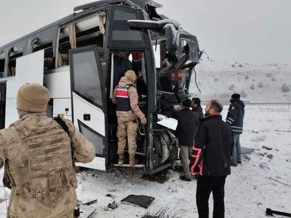 Kocaeli'den yola çıkmıştı: Kars'ta yolcu otobüsleri kaza yaptı