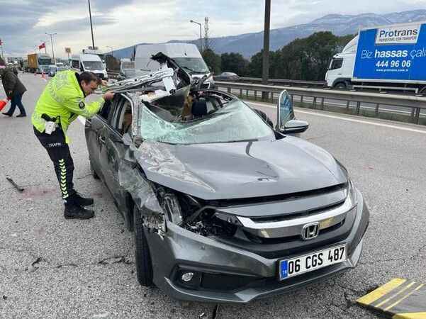 TEM'de tıra çarpan otomobilin tavanı koptu