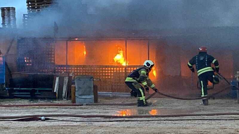 Kocaeli'de depo cayır cayır yandı