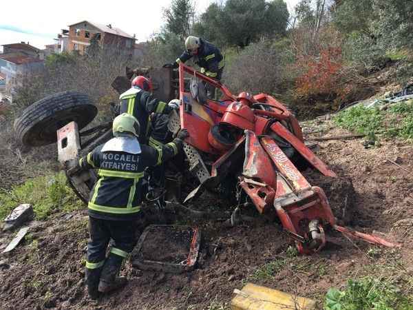 Uçuruma yuvarlanan kamyon paramparça oldu