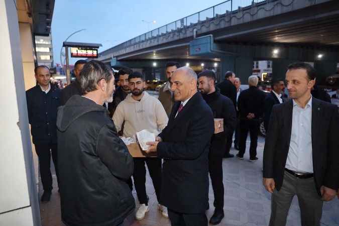 Şener Söğüt, sabahın ilk ışıklarında Körfez sokaklarındaydı