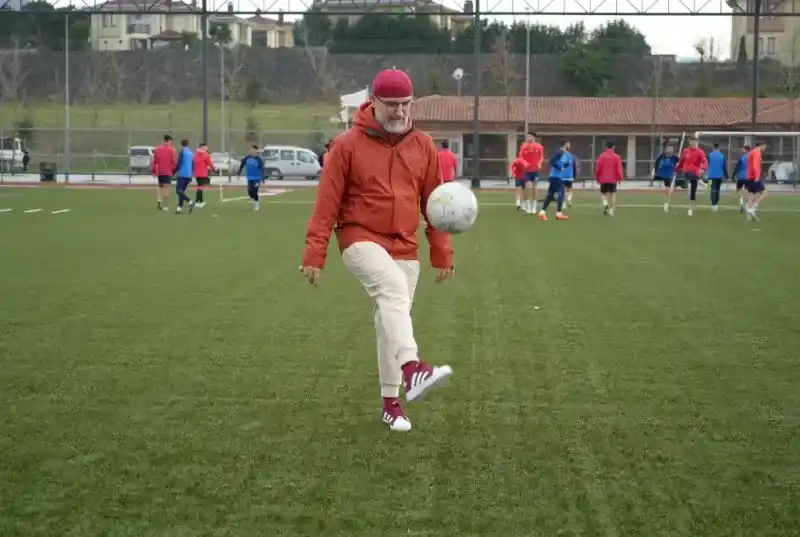 Futbolcu maaşları için bilezikleri sattı