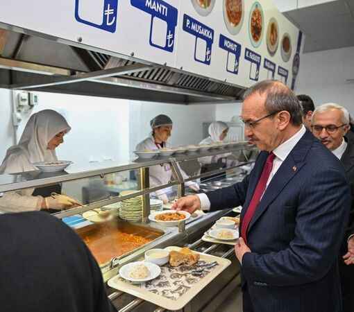 Vali Yavuz, KYK yurdunda kalan öğrencilerle iftar yaptı