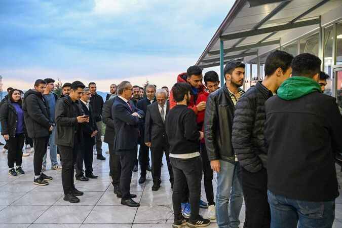 Vali Yavuz, KYK yurdunda kalan öğrencilerle iftar yaptı