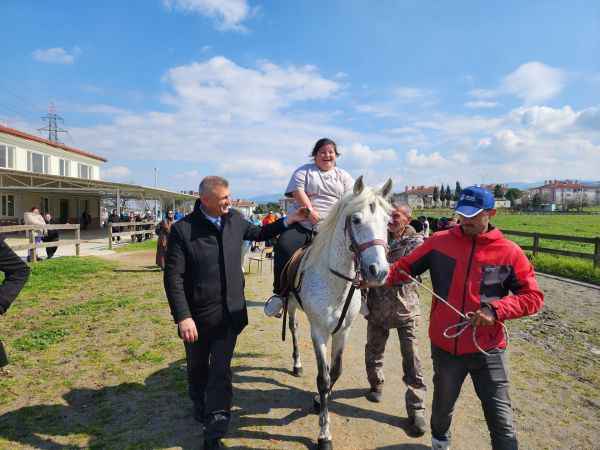 ÖZEL BİREYLER GÖLCÜK'TE AT BİNME HEYECANI YAŞADI