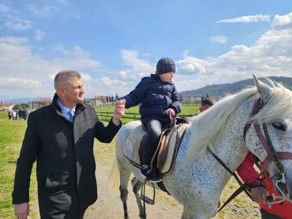 ÖZEL BİREYLER GÖLCÜK'TE AT BİNME HEYECANI YAŞADI