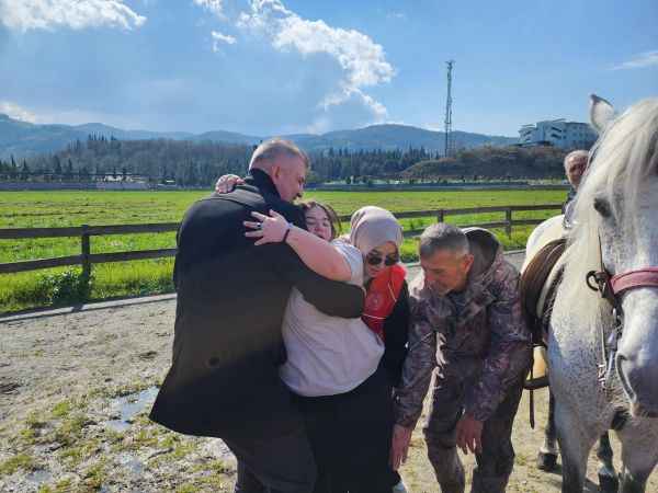 ÖZEL BİREYLER GÖLCÜK'TE AT BİNME HEYECANI YAŞADI