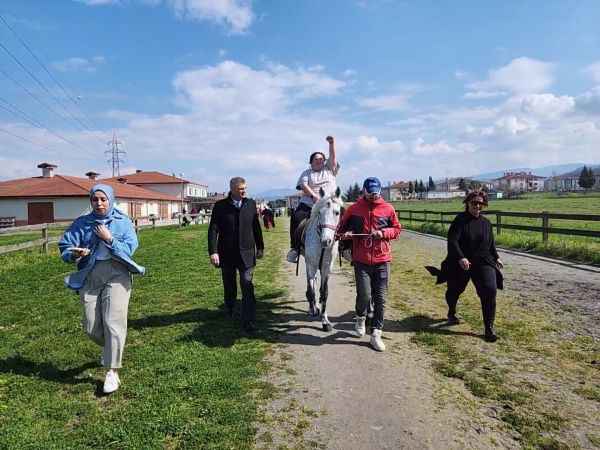 ÖZEL BİREYLER GÖLCÜK'TE AT BİNME HEYECANI YAŞADI