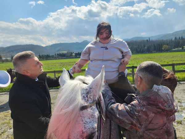 ÖZEL BİREYLER GÖLCÜK'TE AT BİNME HEYECANI YAŞADI