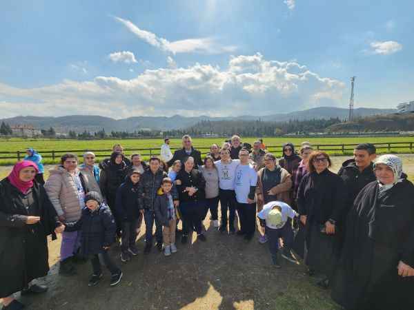 ÖZEL BİREYLER GÖLCÜK'TE AT BİNME HEYECANI YAŞADI