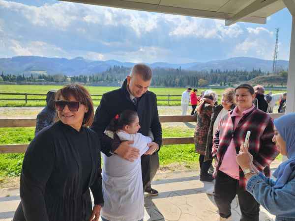 ÖZEL BİREYLER GÖLCÜK'TE AT BİNME HEYECANI YAŞADI