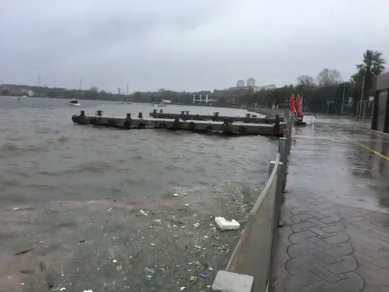  Fırtına sonrası denizde kirlilik oluştu