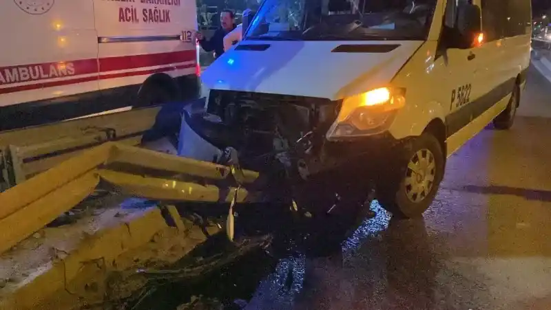 İşçi servisi yol ayrımındaki bariyere çarptı: 5 yaralı