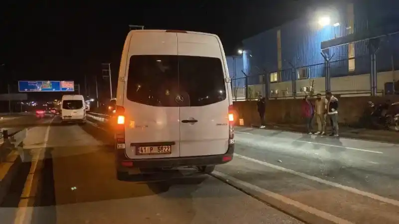 İşçi servisi yol ayrımındaki bariyere çarptı: 5 yaralı